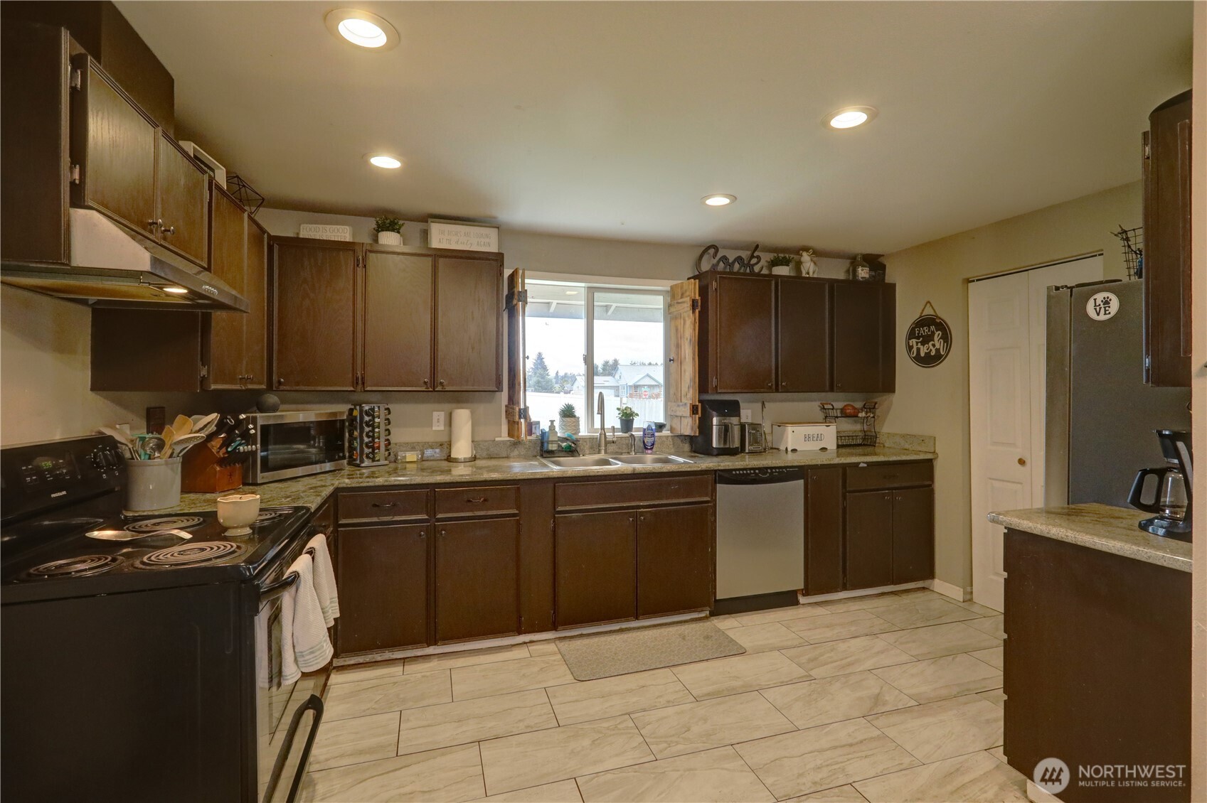 18005 Iris Place Property Photo 6