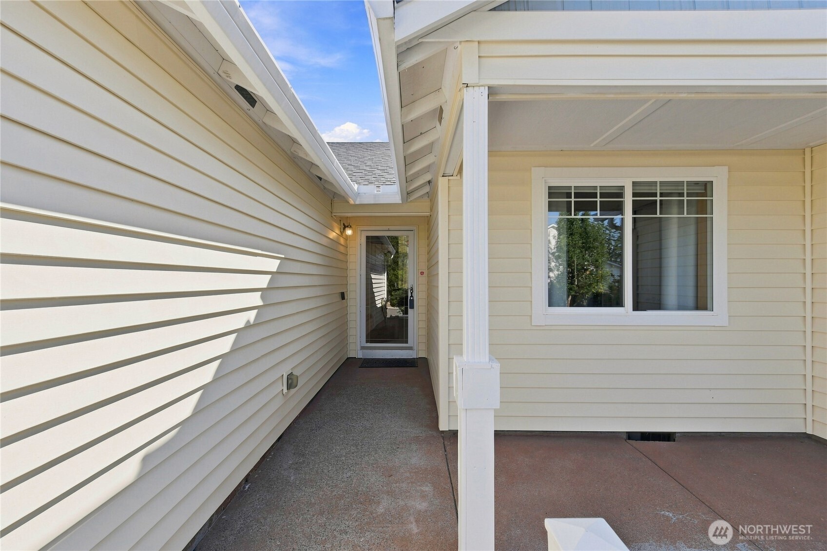 504 N Lark Drive Property Photo 3