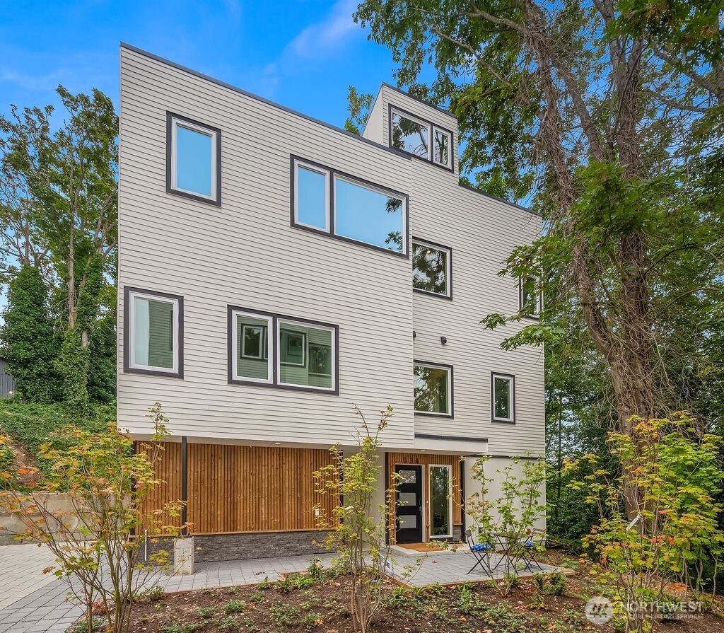 532 W Barrett Street Property Photo 1
