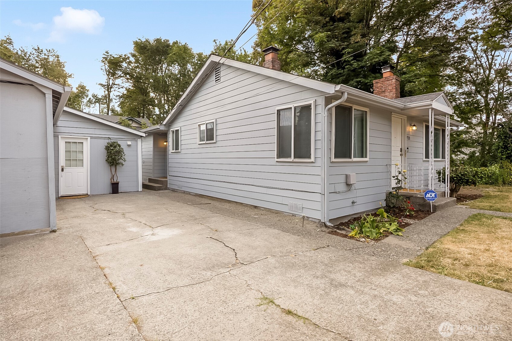 9201 36 Avenue Property Photo 3