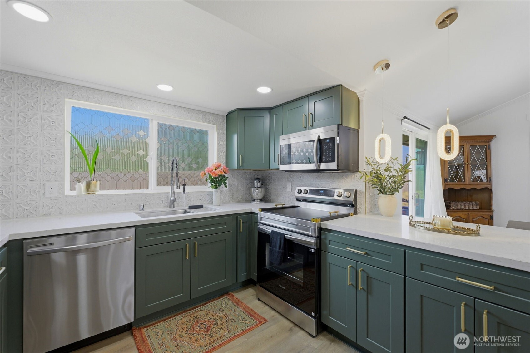 1255 S Grant Avenue Property Photo 13
