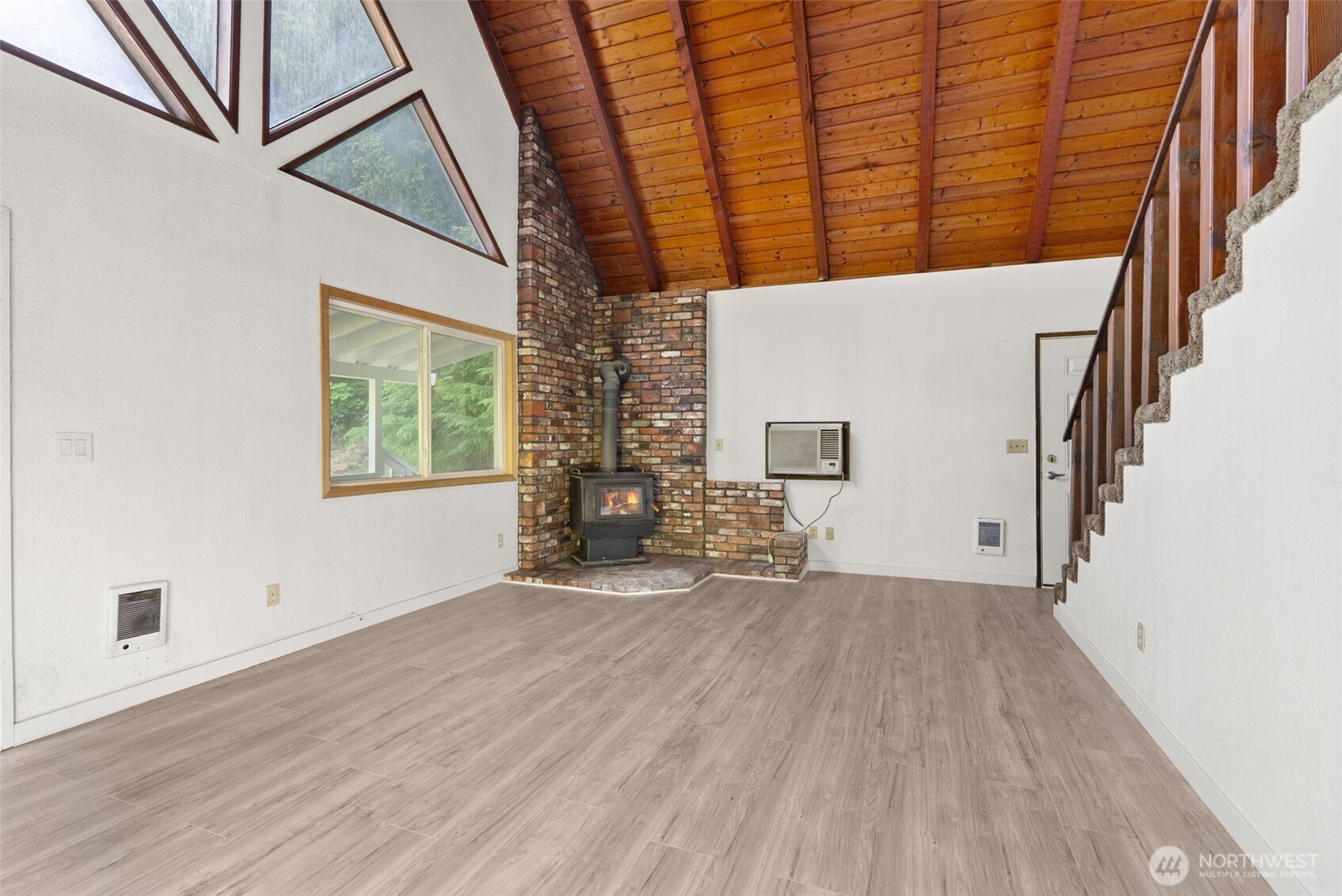 995 Davis Lake Road Property Photo 6
