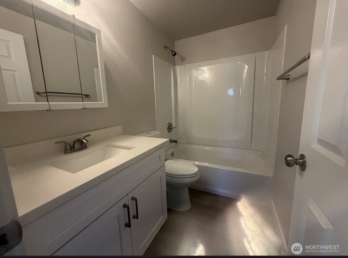 404 S Division Lane Property Photo 5