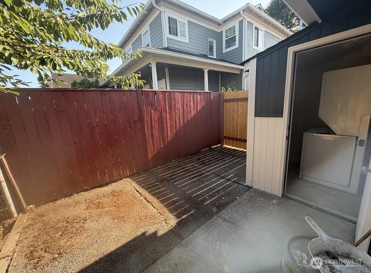 404 S Division Lane Property Photo 8
