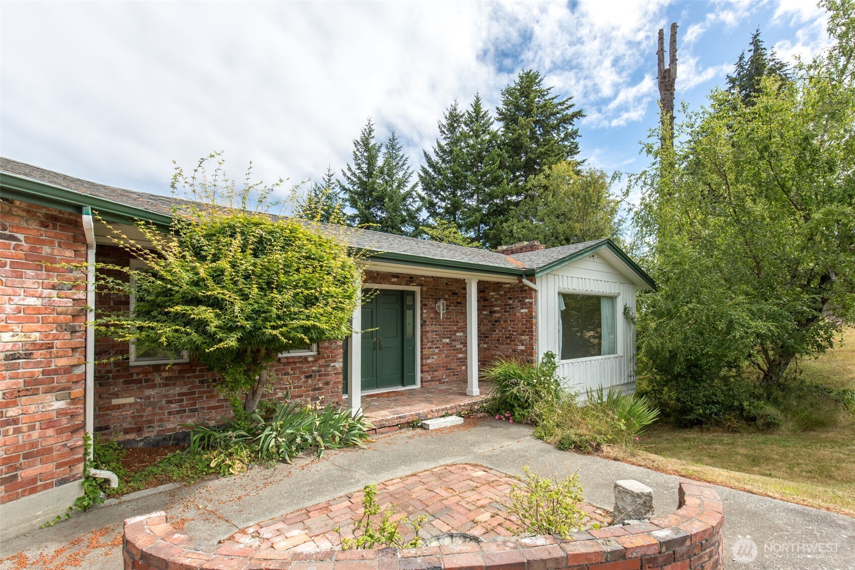 441 E Hillcrest Drive Property Photo 1