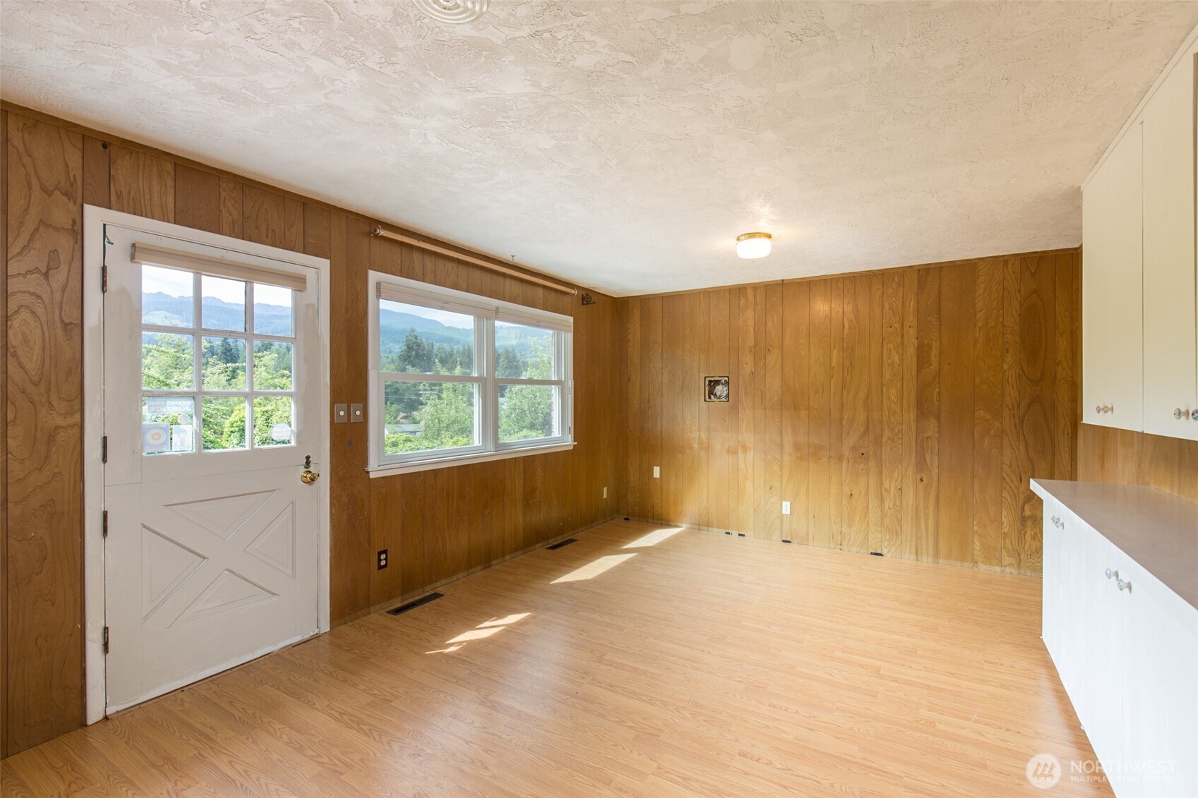441 E Hillcrest Drive Property Photo 12