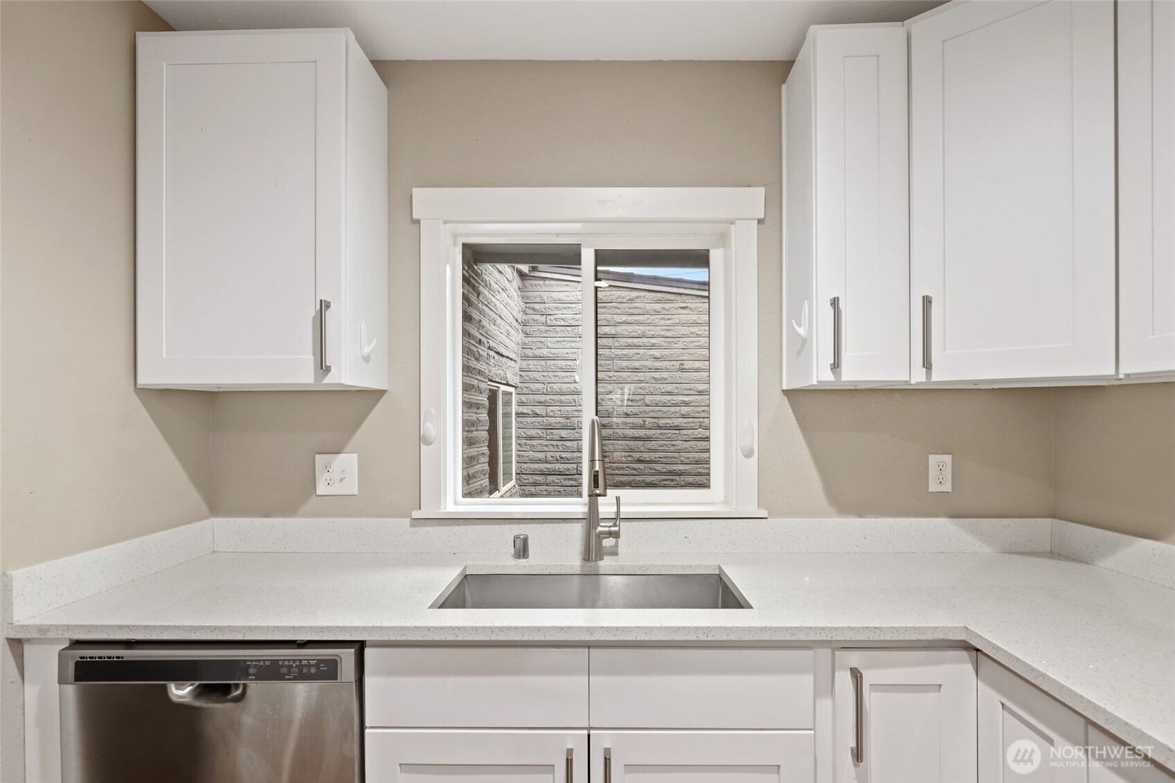 6615 S Huson Street Property Photo 12