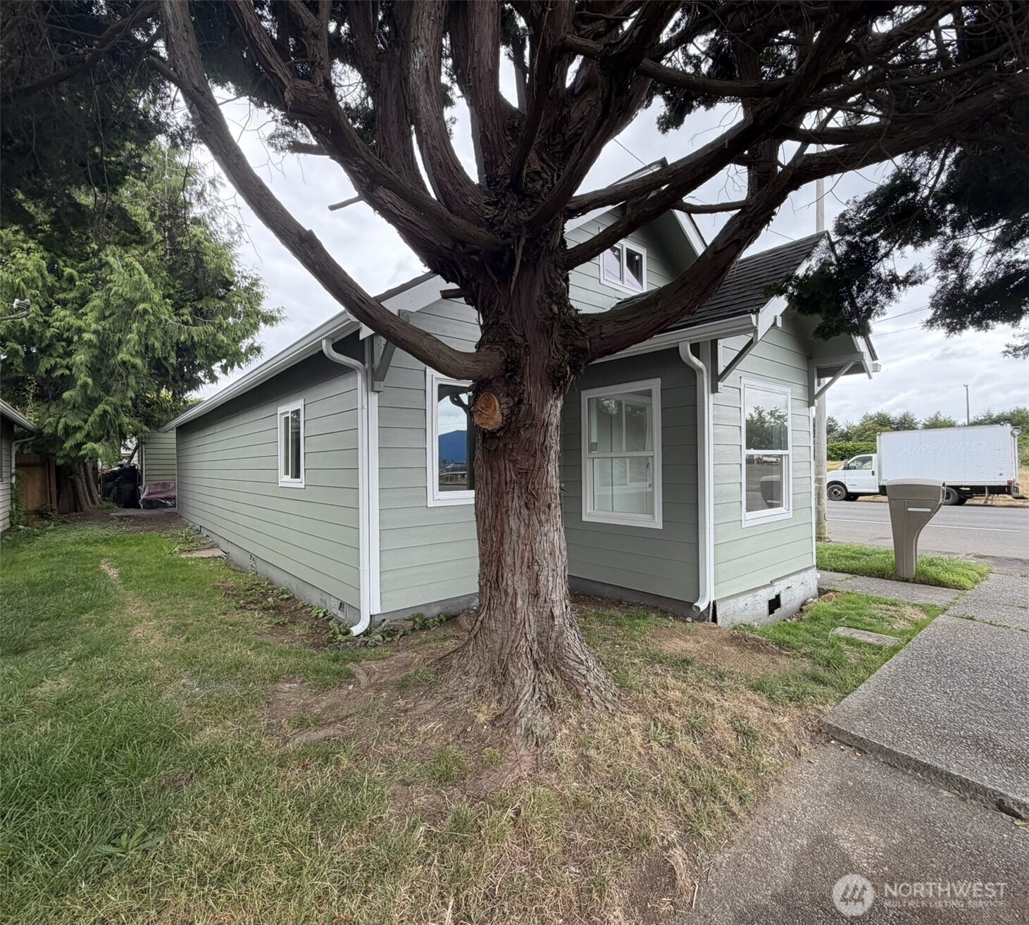 619 27th Street Property Photo 3