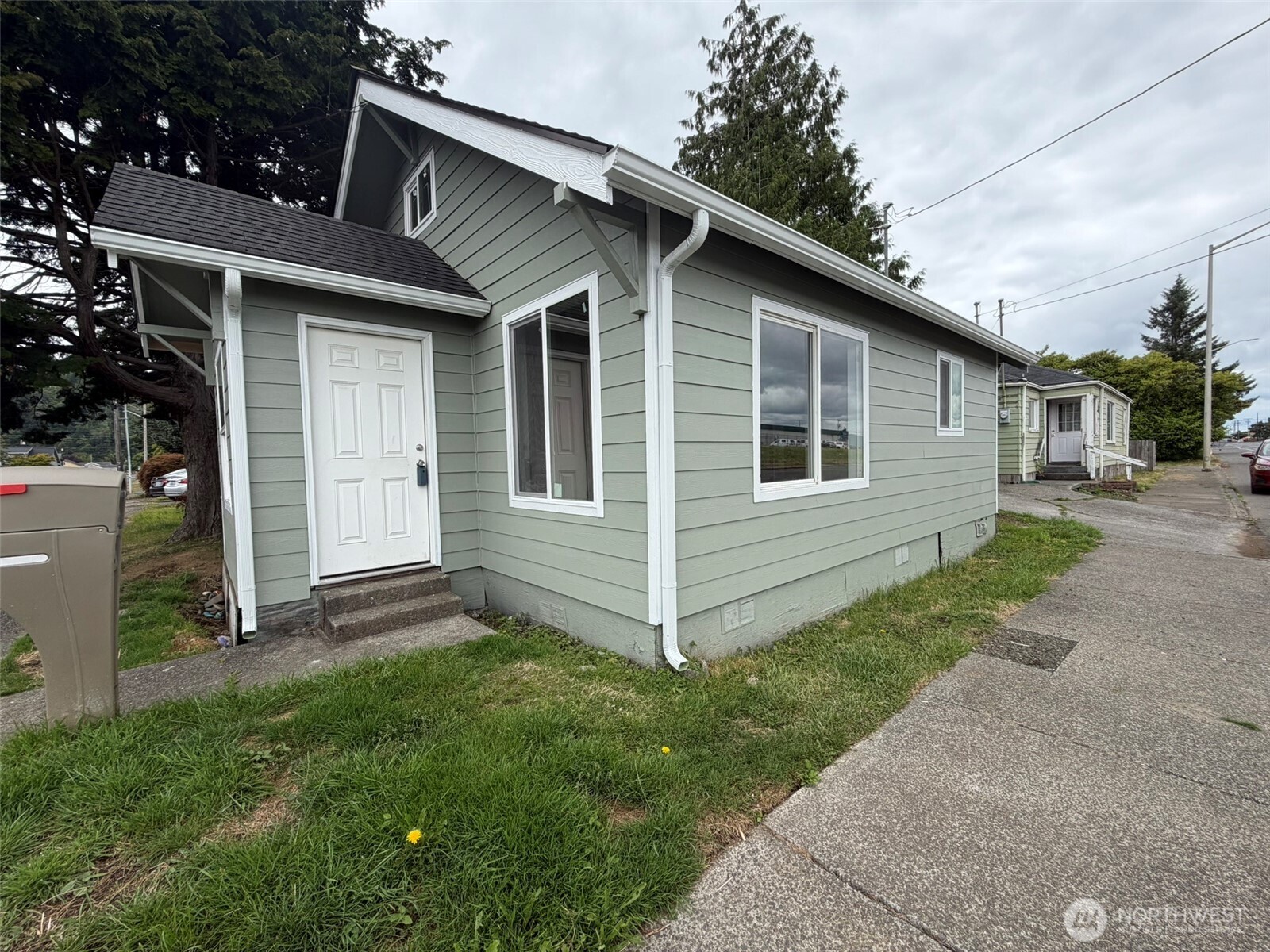 619 27th Street Property Photo 4