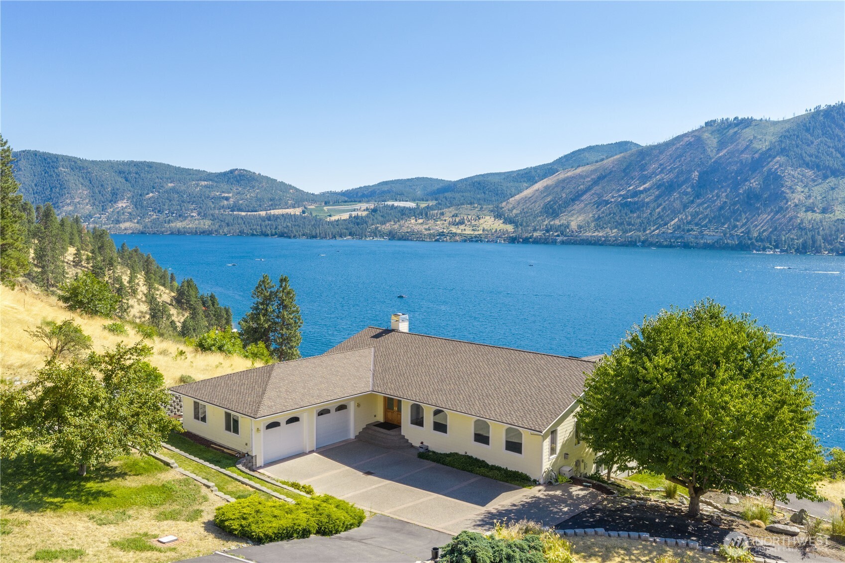 3035 Lakeshore Drive Property Photo 1