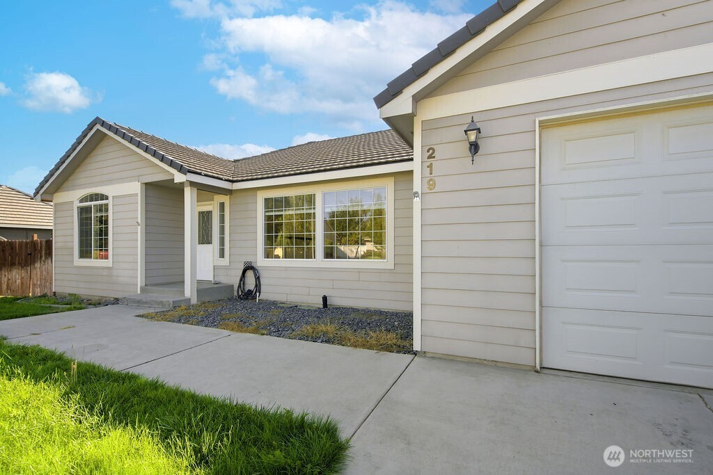 219 E Pinyon Court Property Photo 4
