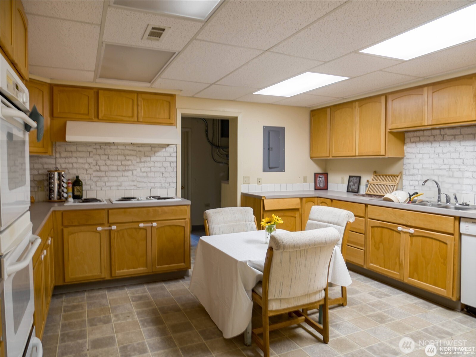 1300 Foster Avenue Property Photo 8