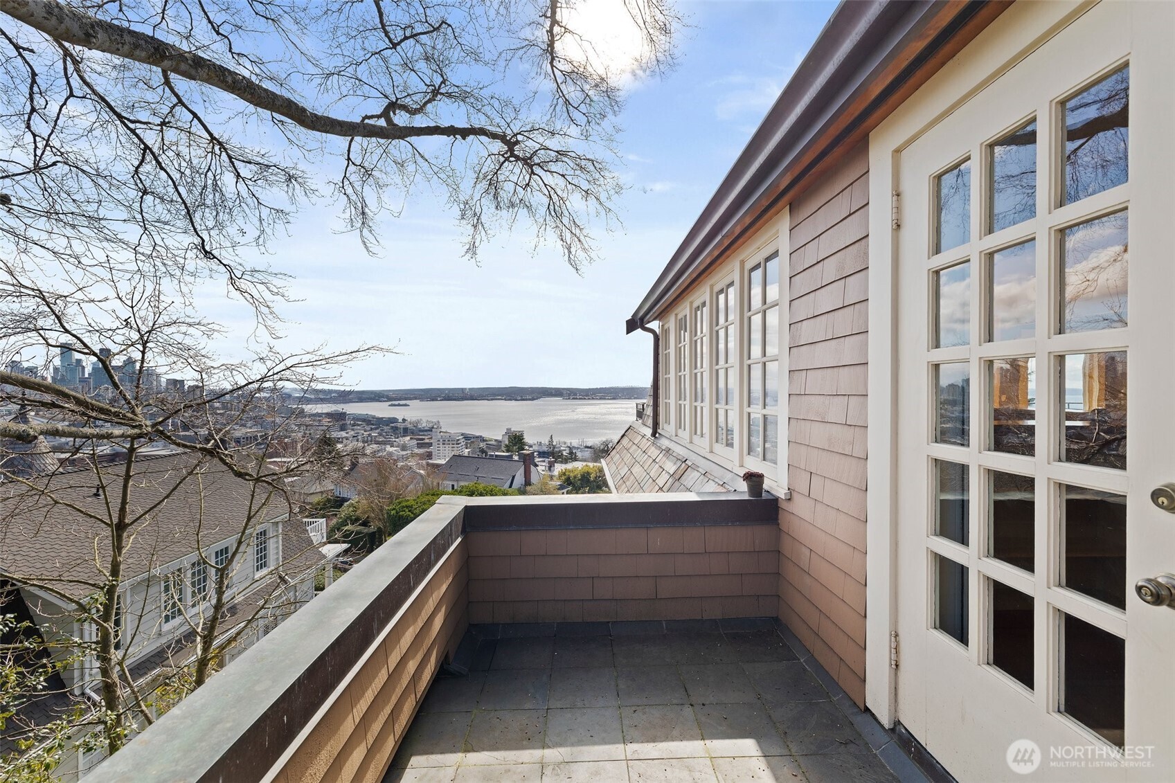 604 W Kinnear Place Property Photo 6