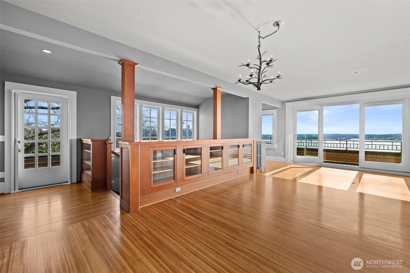 604 W Kinnear Place Property Photo 8