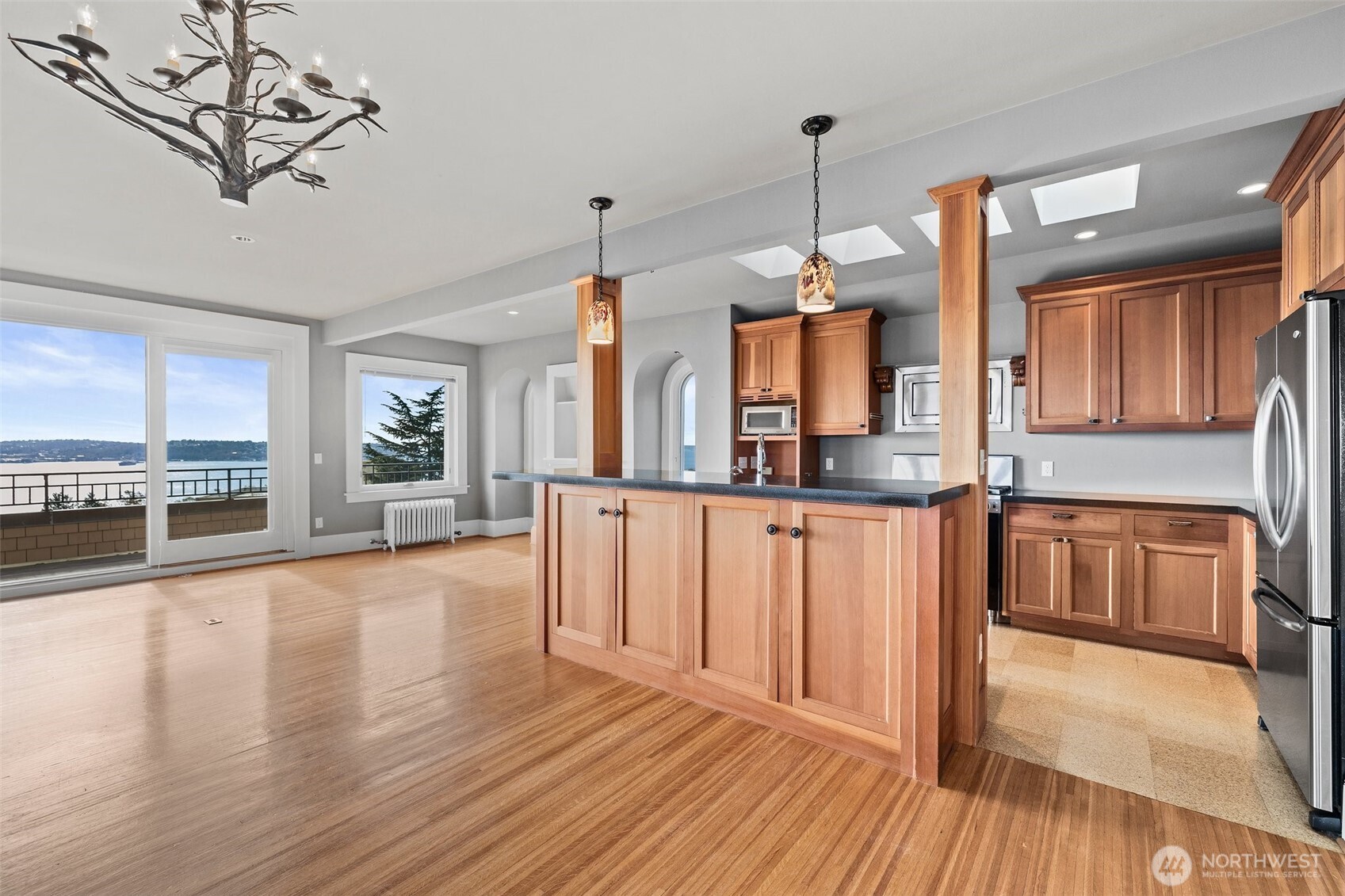 604 W Kinnear Place Property Photo 11