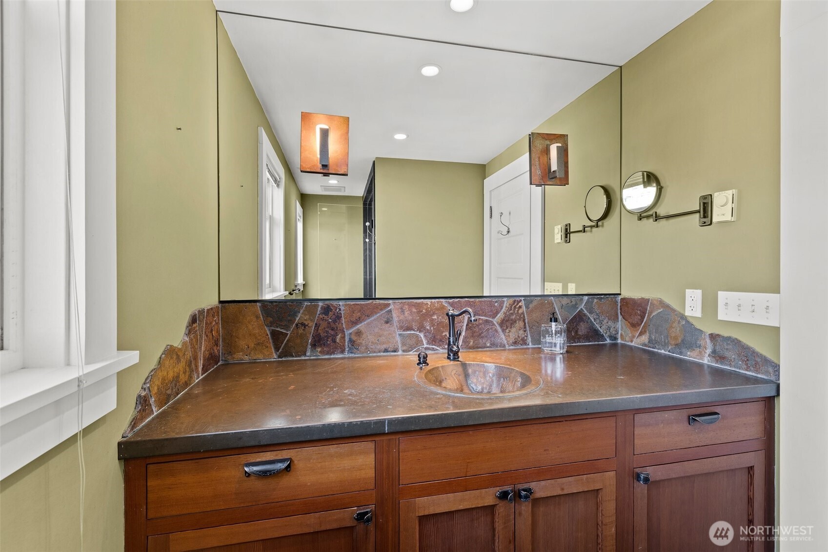 604 W Kinnear Place Property Photo 21