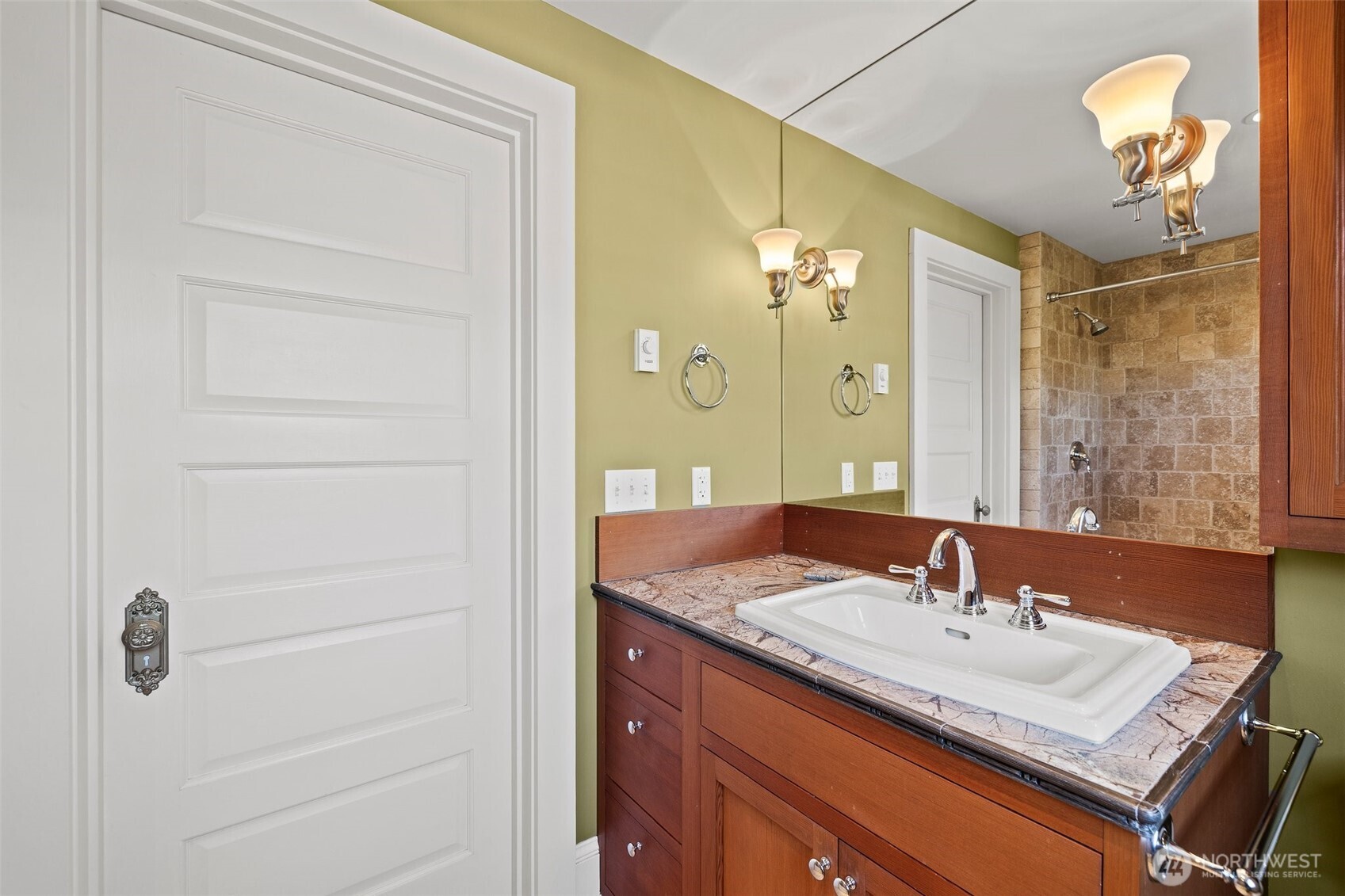 604 W Kinnear Place Property Photo 26