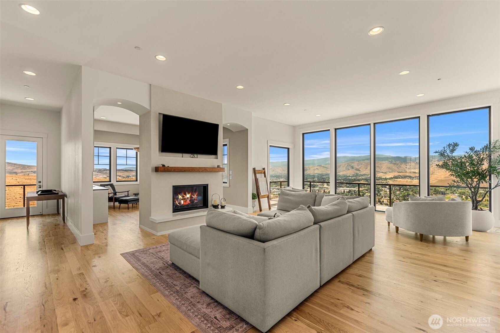 3900 Sky Crest Property Photo 6