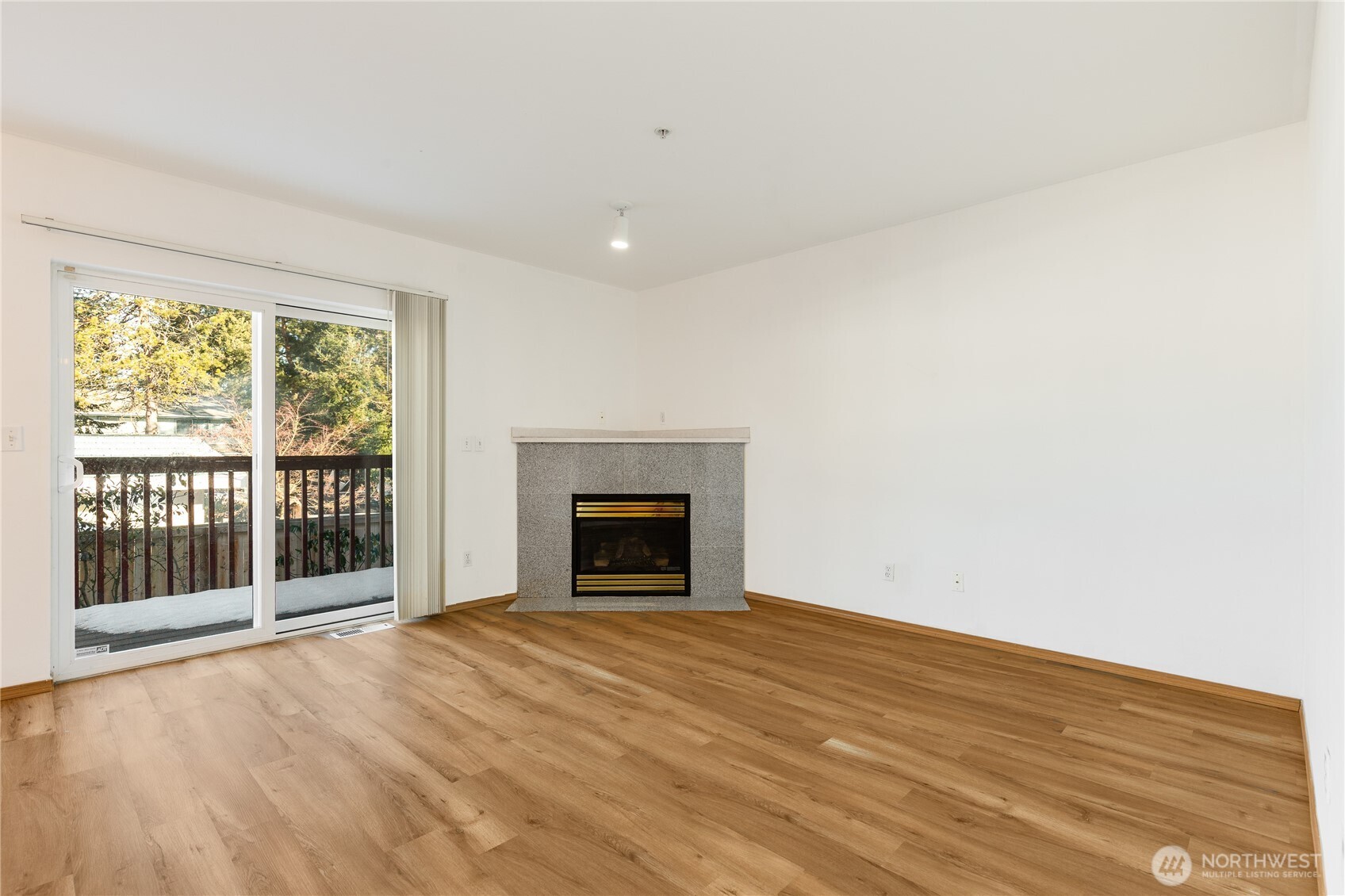 15815 Admiralty Way C4 Property Photo 6