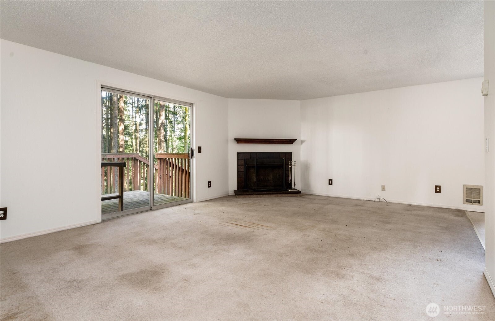 4511 Woodland Circle Property Photo 6