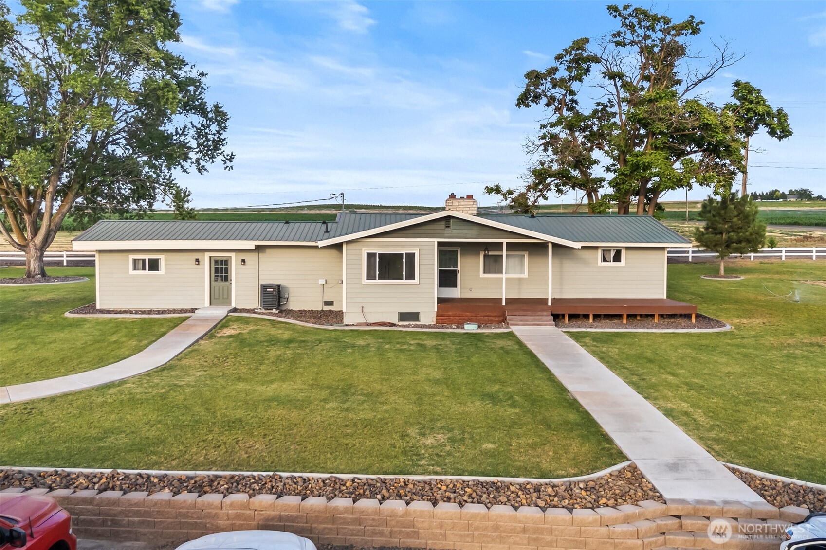 19621 N Glade Road Property Photo 2