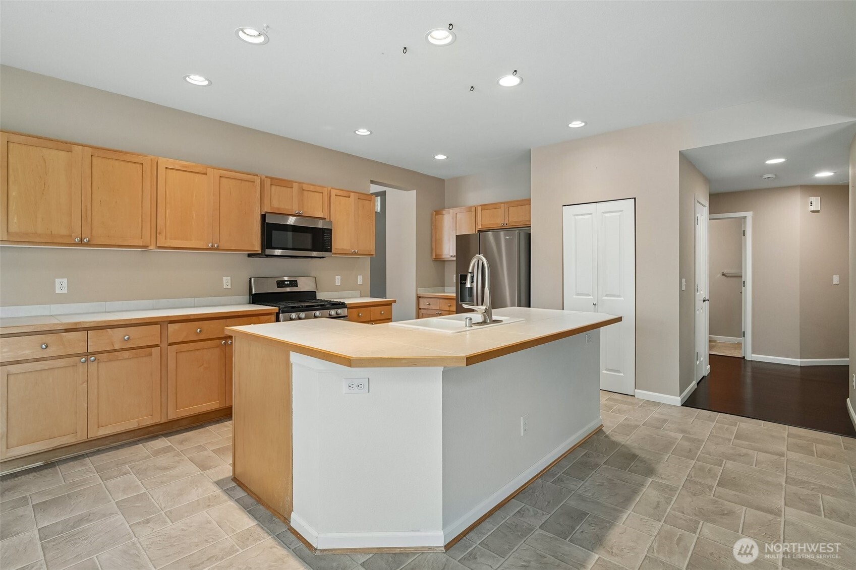 1221 68th Loop Property Photo 16