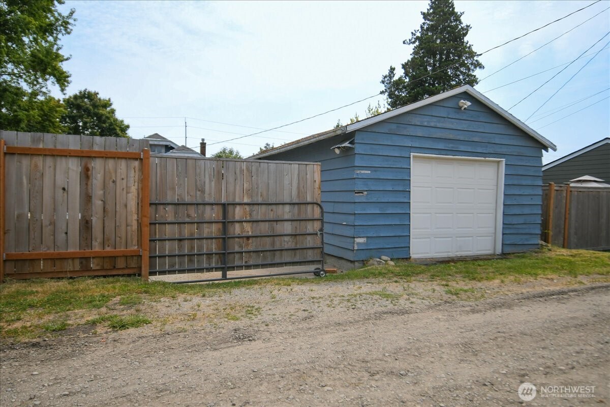 3614 S Ainsworth Avenue Property Photo 13