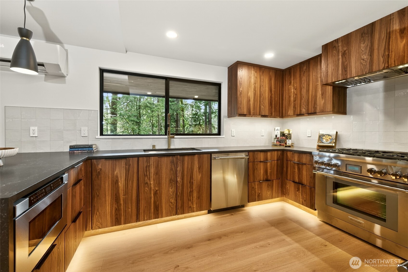 22016 Vine Road Property Photo 10