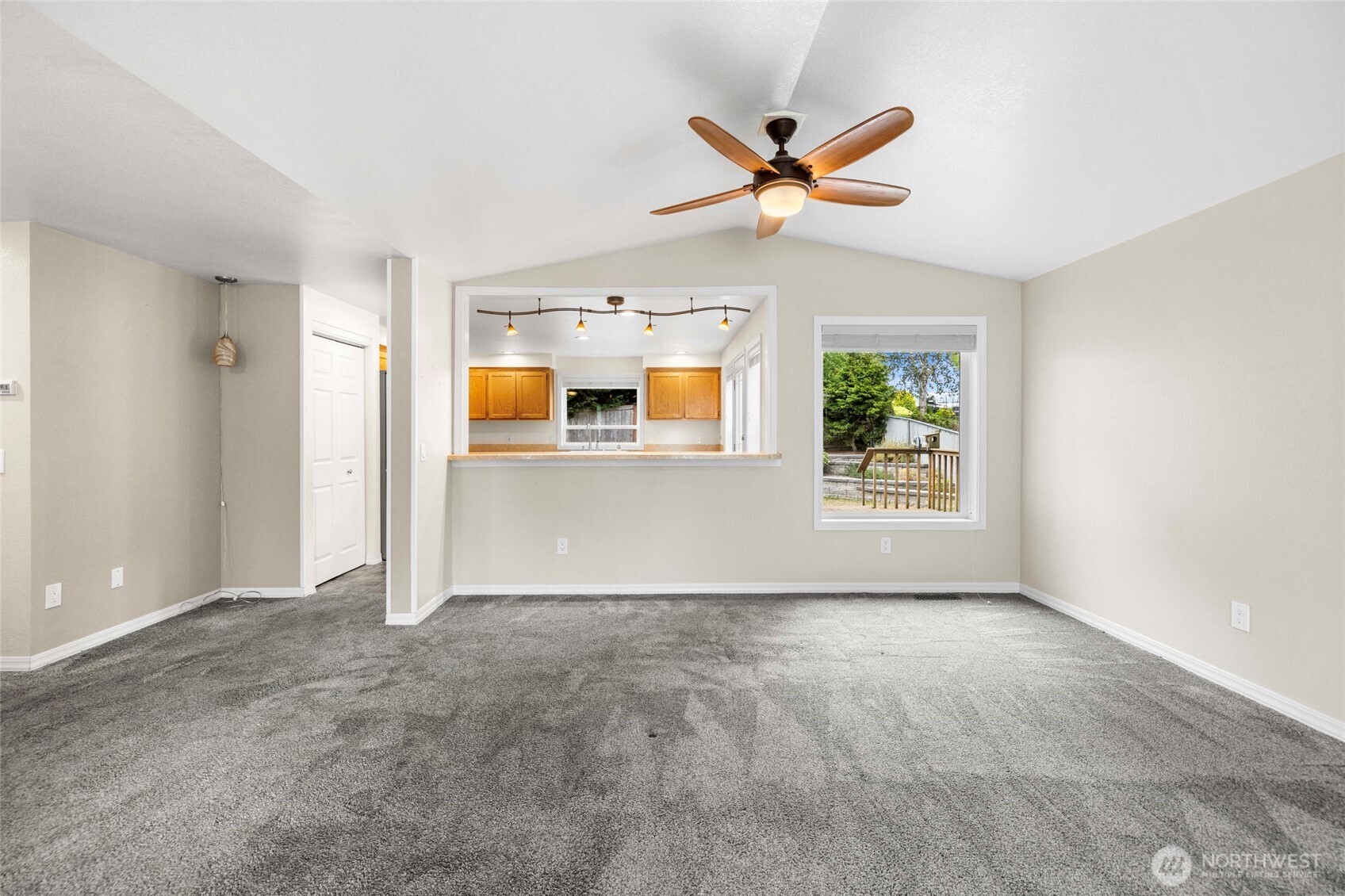 4707 Glasgow Way Property Photo 8