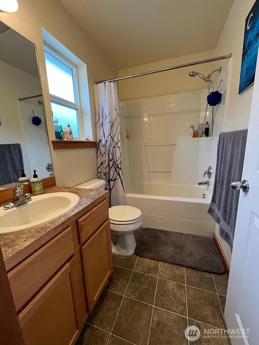 1121 N 94th Street B Property Photo 14