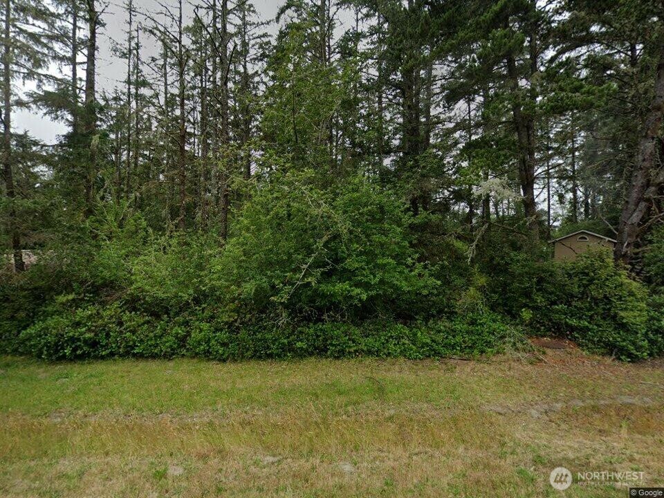 1011 SE Discovery Avenue Property Photo 1