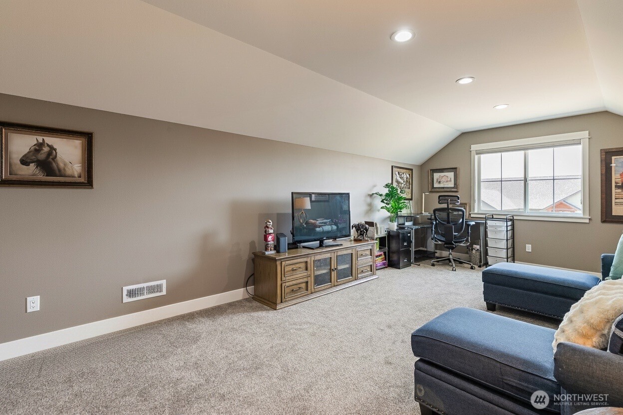 2240 Berryman Loop Property Photo 25