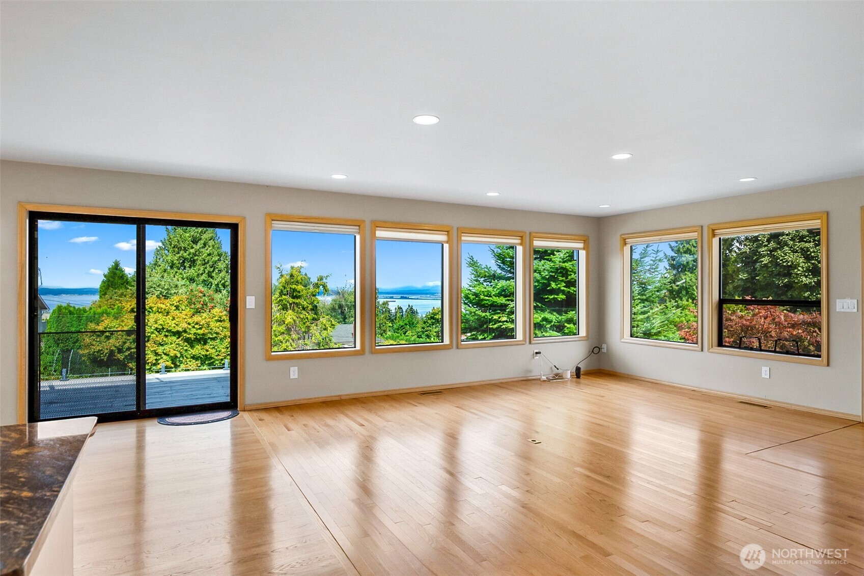 5128 Seaview Way Property Photo 8