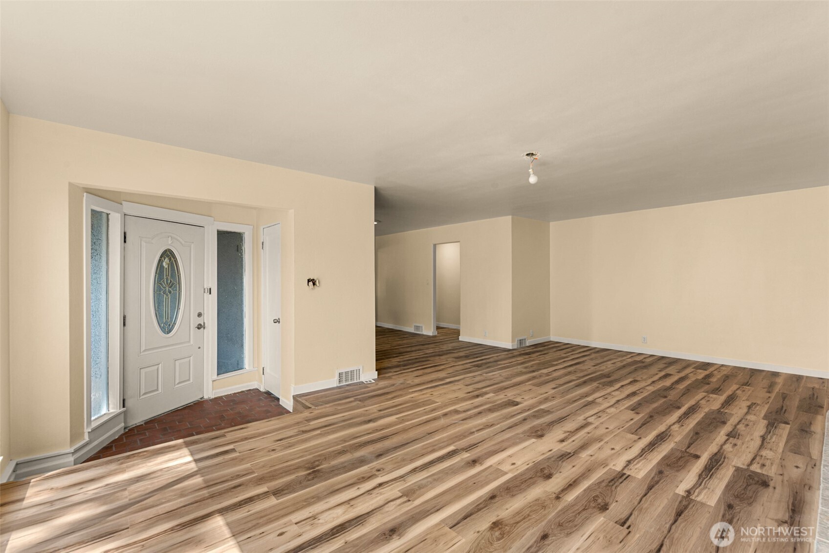 845 N Devon Ave Property Photo 3