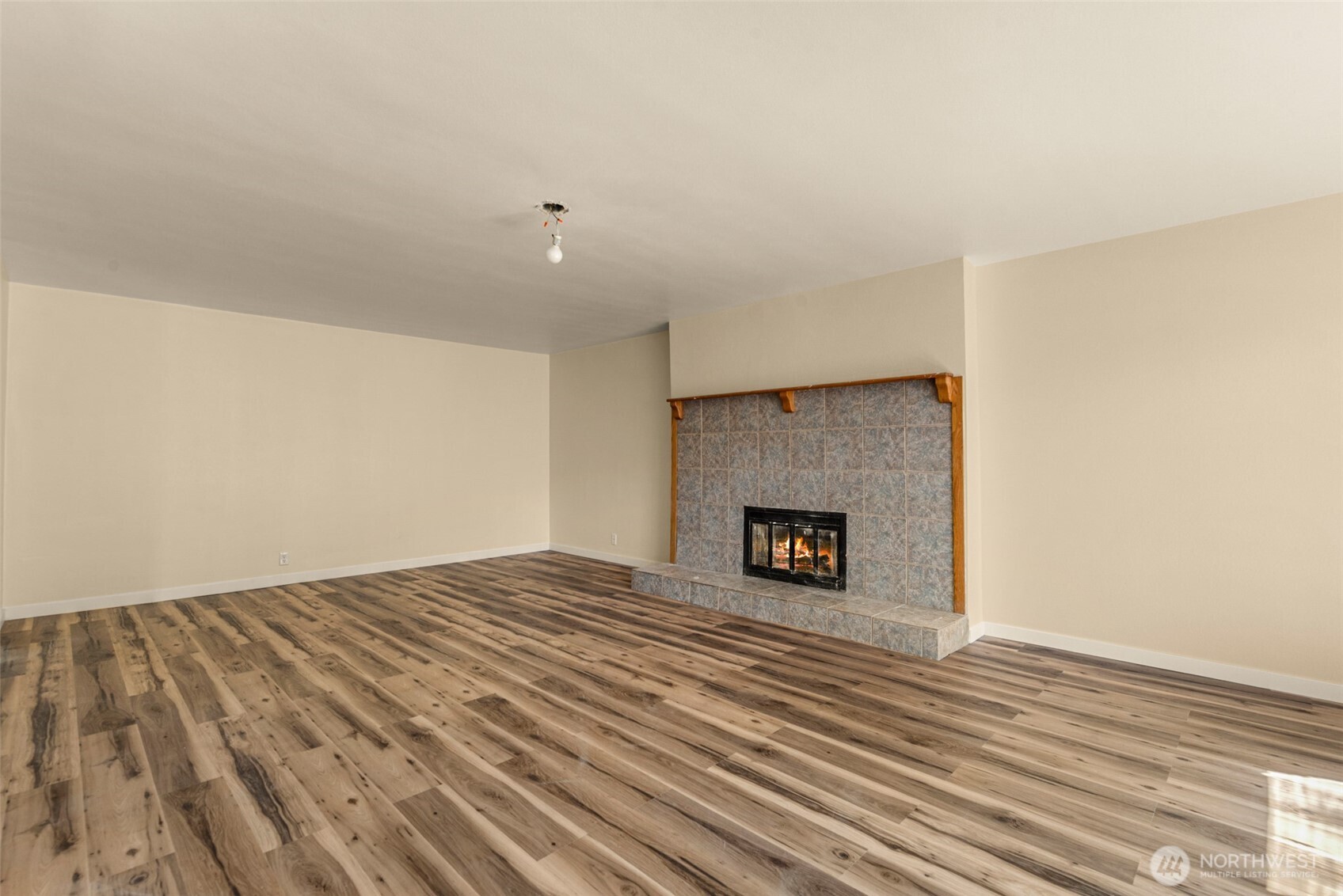 845 N Devon Ave Property Photo 5