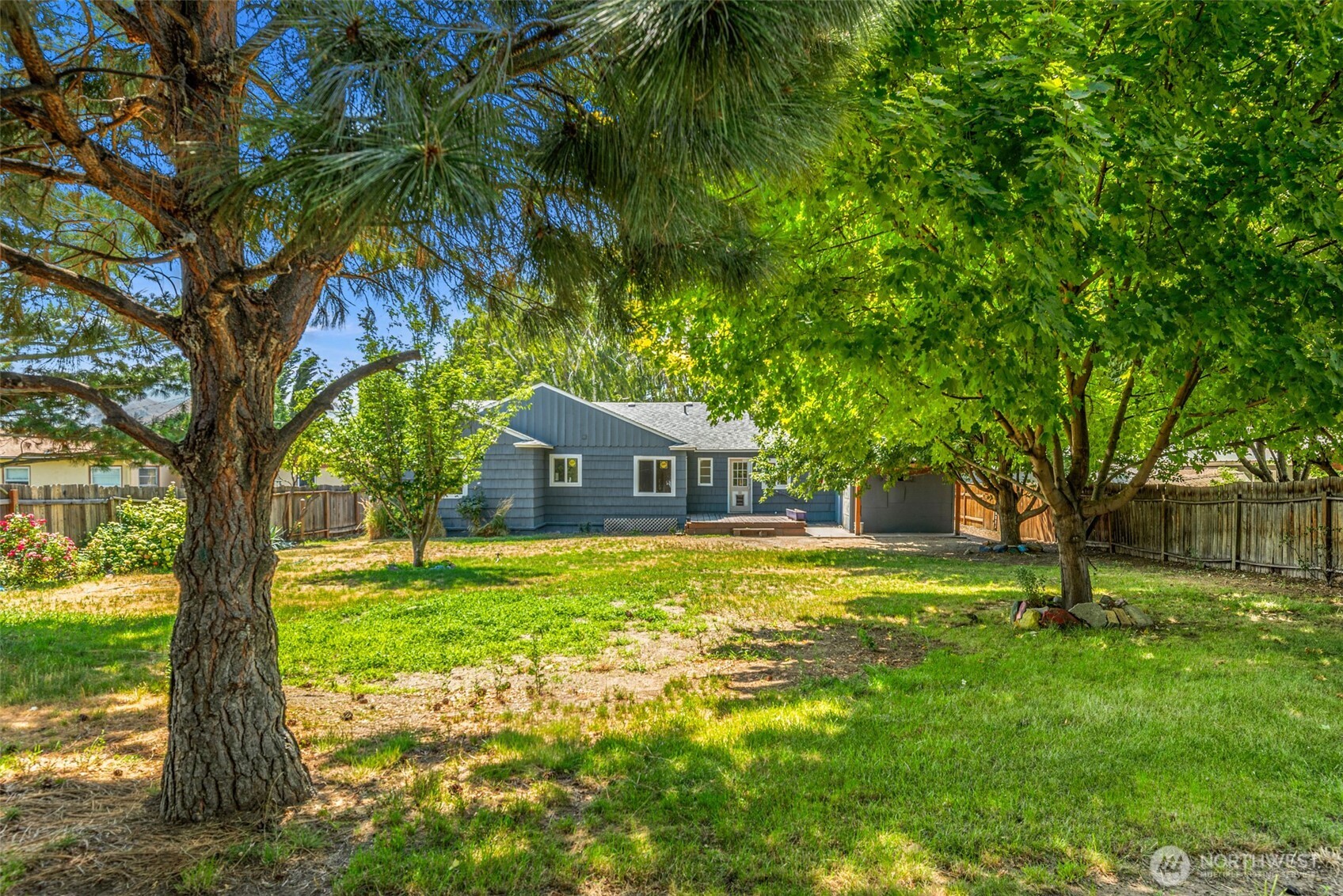 845 N Devon Ave Property Photo 34
