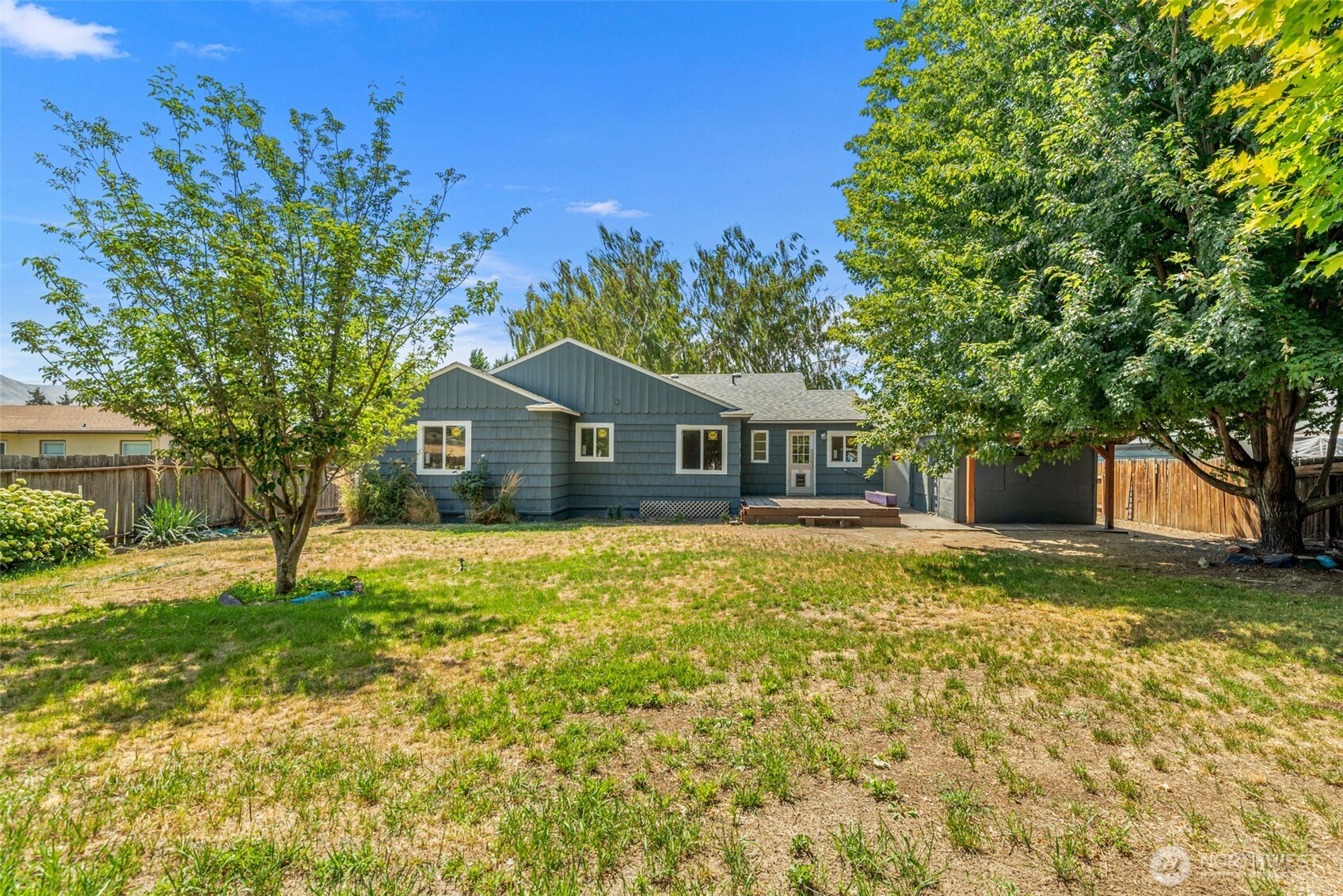 845 N Devon Ave Property Photo 35