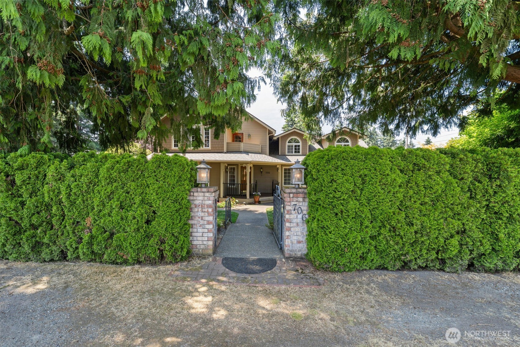 706 N Huson Property Photo 4