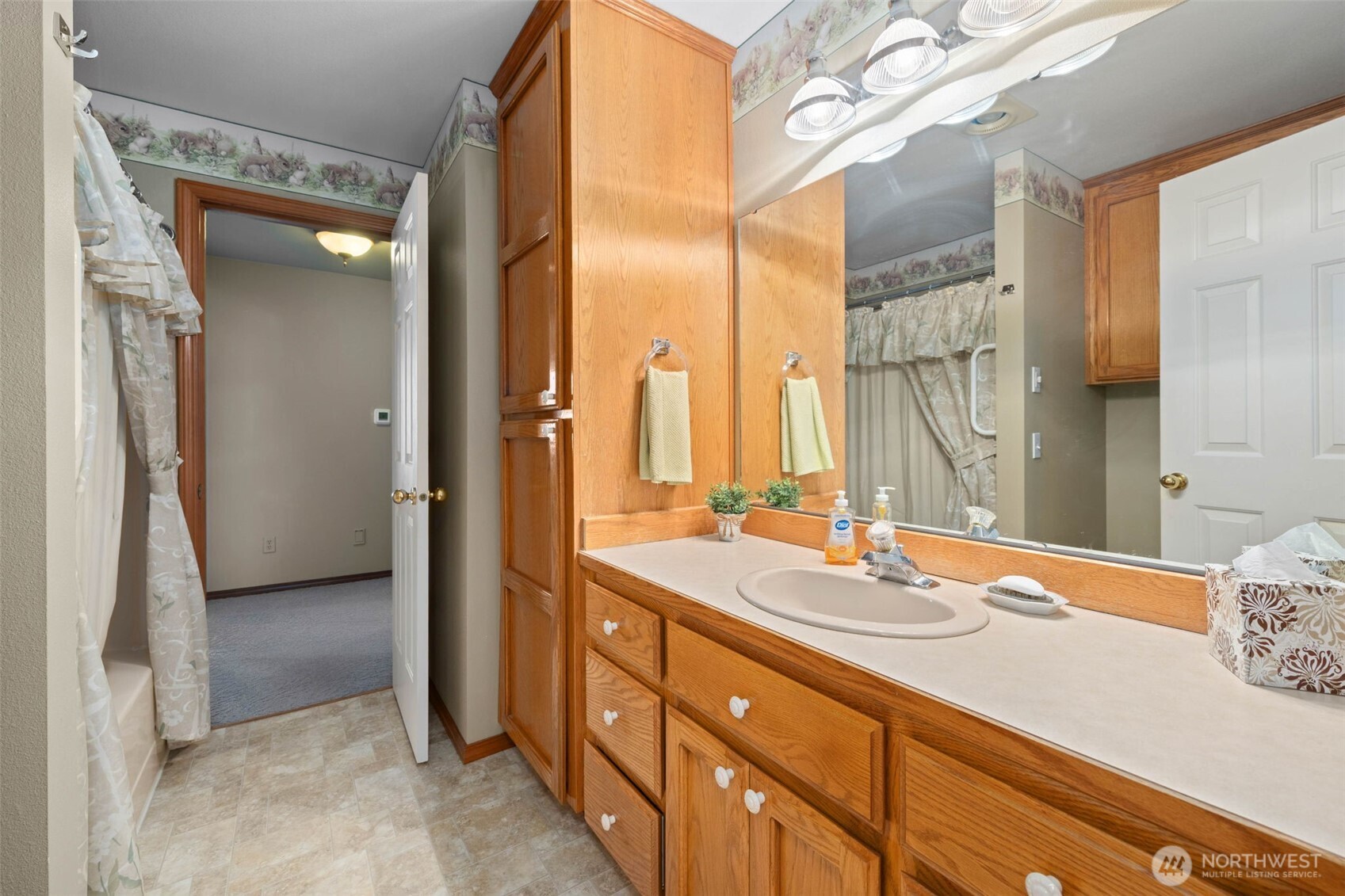 706 N Huson Property Photo 19