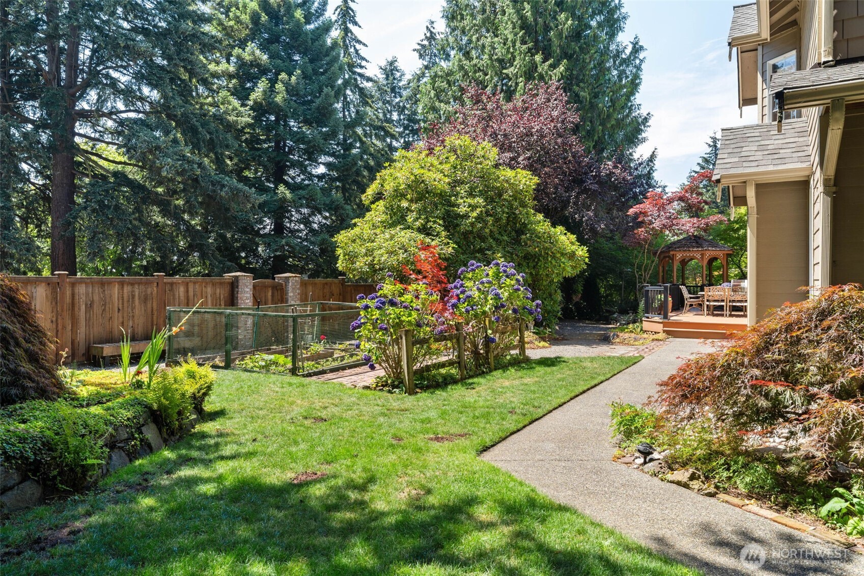 706 N Huson Property Photo 32