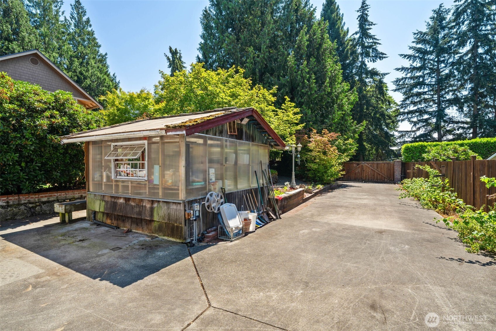 706 N Huson Property Photo 36