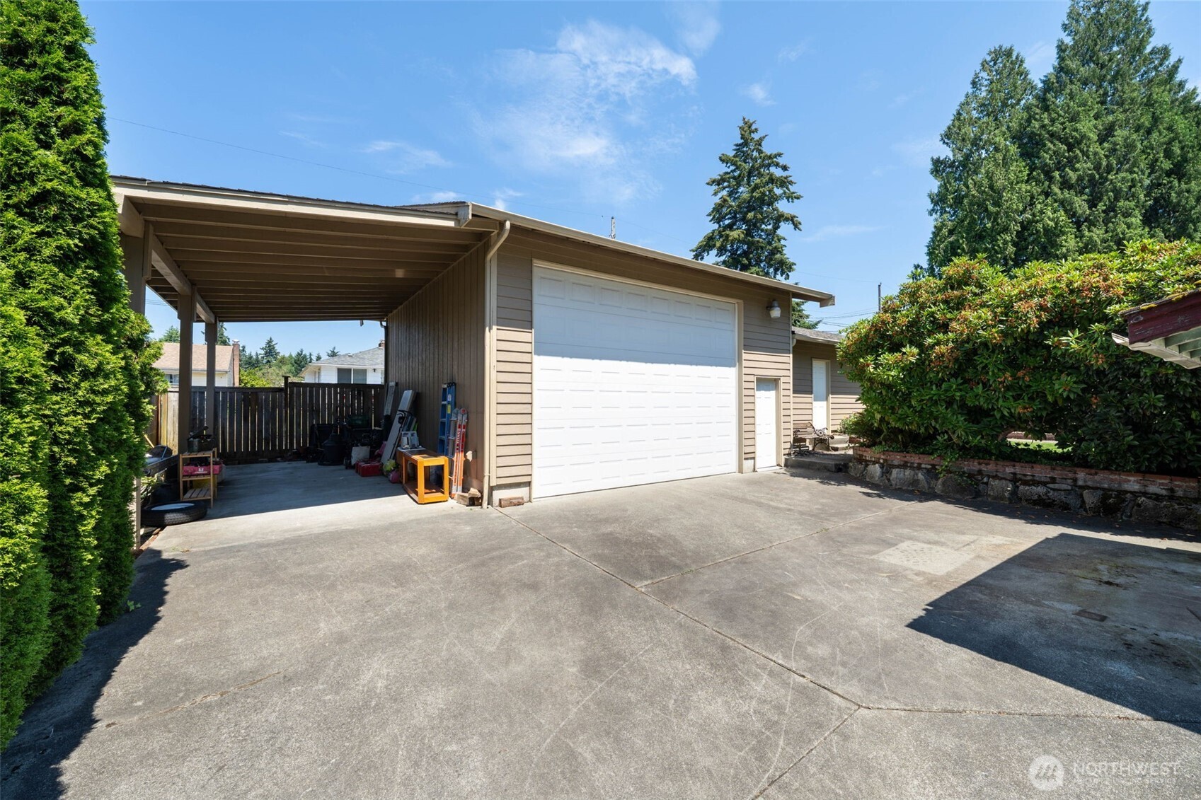 706 N Huson Property Photo 37