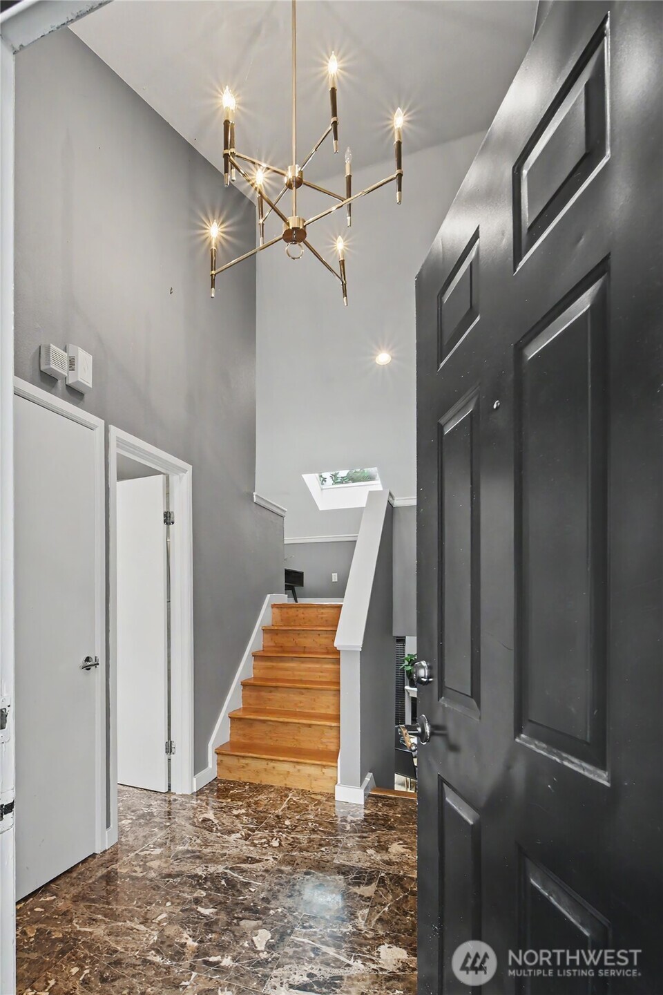 908 Hiawatha Place B Property Photo 2