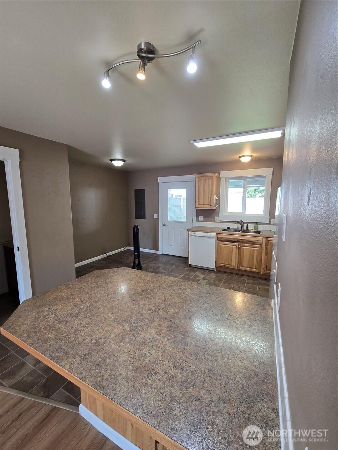 1402 Juniper Street Property Photo 8