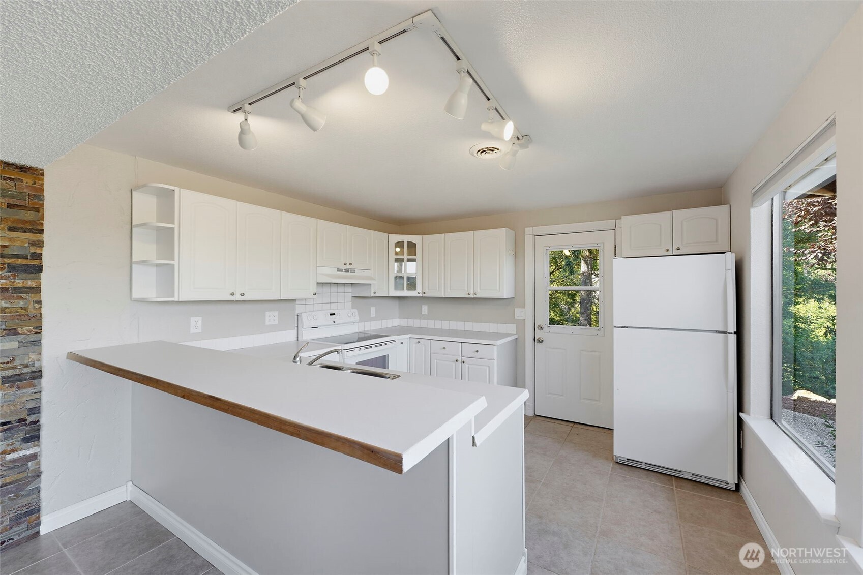 13807 Military Road Property Photo 23