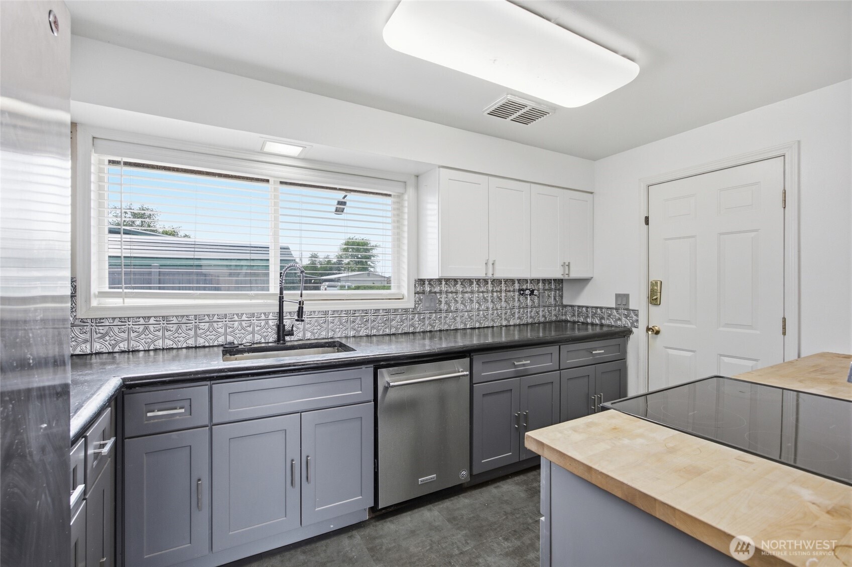 410 Loring Drive Property Photo 10