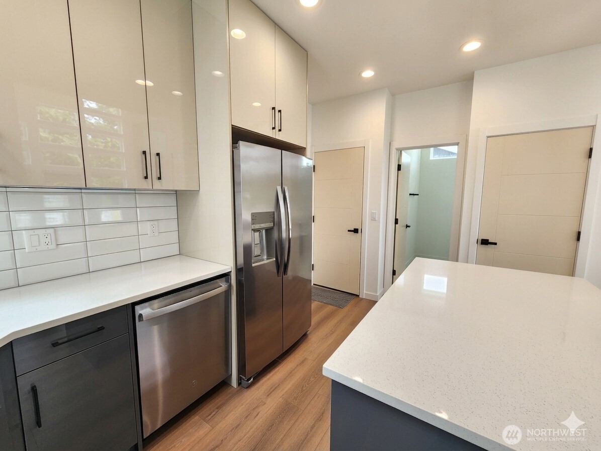 768 Point Brown Avenue D Property Photo 4