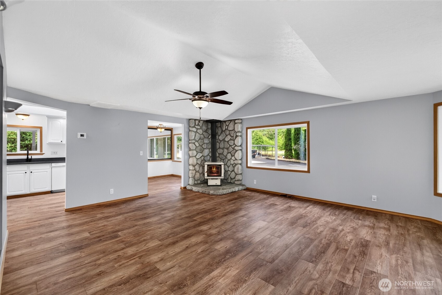 15917 Agate Street Property Photo 6