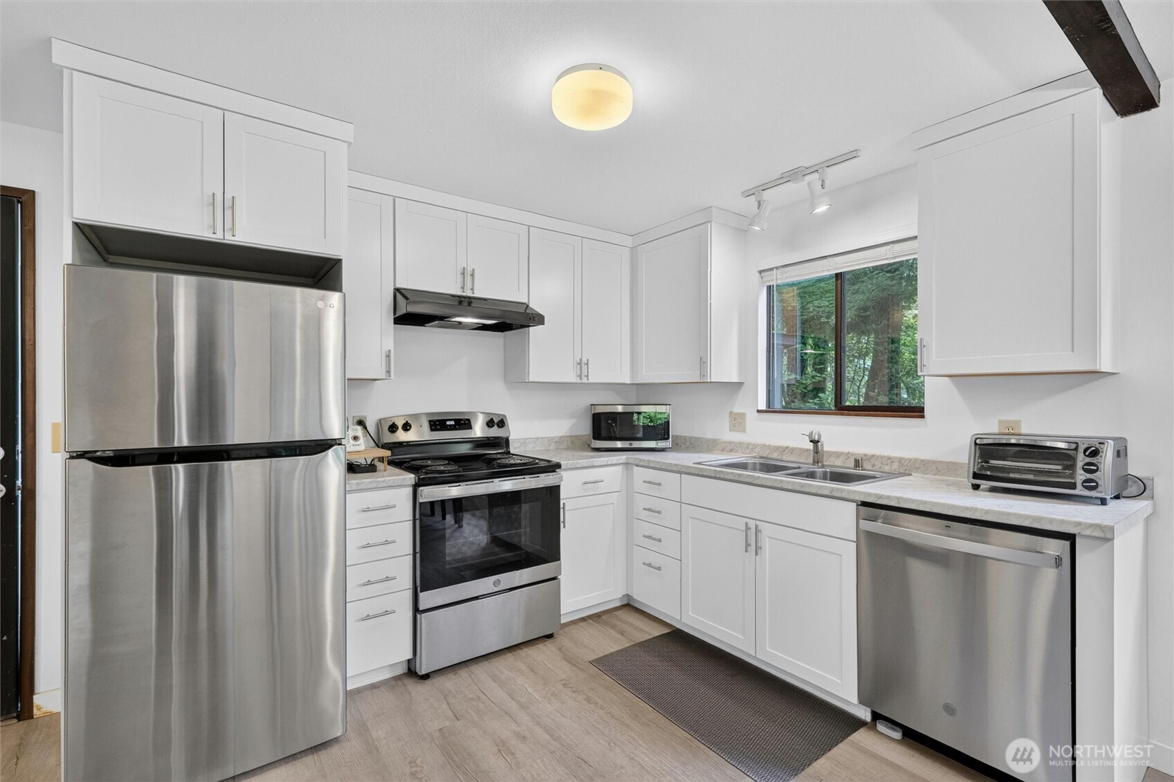 19059 Glacier Rim Drive Property Photo 8