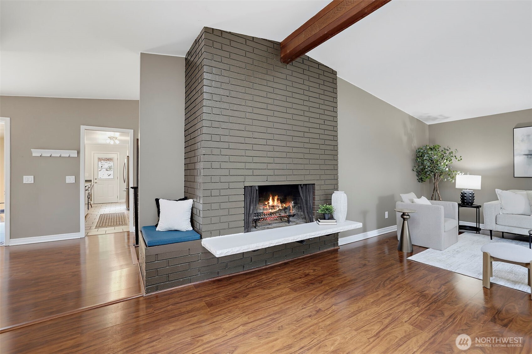 16106 Densmore Avenue Property Photo 6